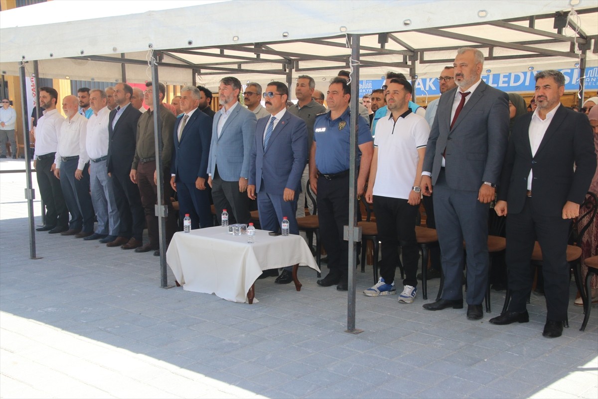 Hatay'ın Defne ilçesinde "1 Söz, 1 Göz, 1 Dua: Gazze" resim sergisi açıldı. Vali Mustafa Masatlı...