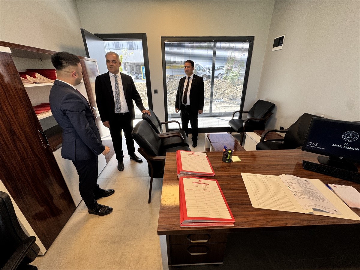 Hatay Adliyesinin bahçesinde 6 Şubat 2023'teki depremlerin ardından çelik konstrüksiyon şeklinde...