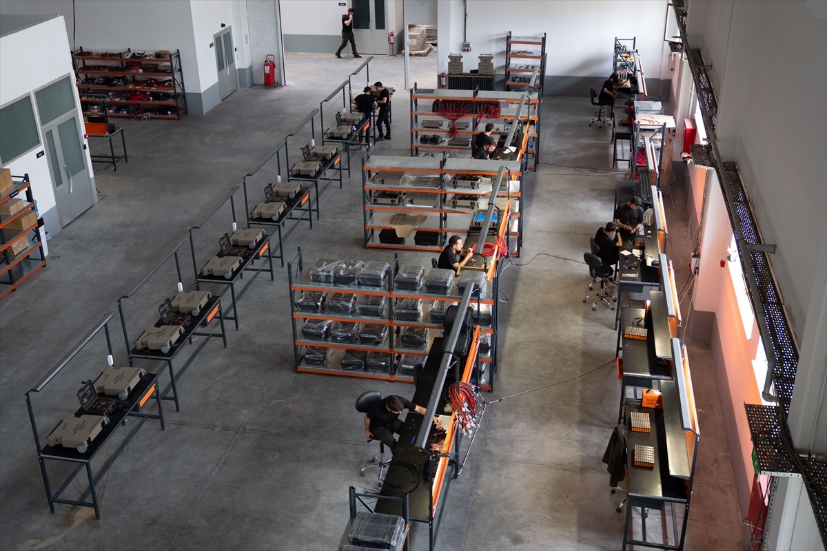 Hava araçlarına uçuş öncesi testlerinde yerde güç veren yer destek ünitesi, önce millileştirildi...