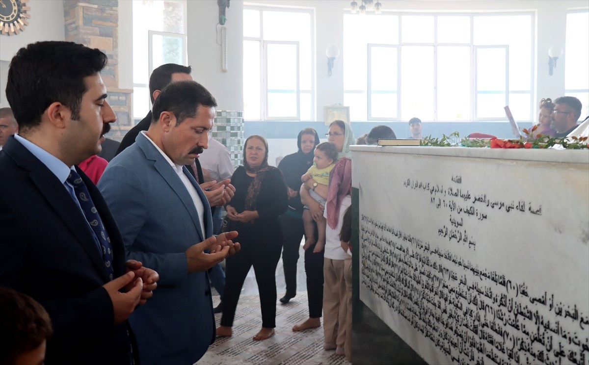 Hazreti Muhammed'in Veda Haccı dönüşü Hazreti Ali'yi taltif ettiği gün olarak anılan Gadir-i Hum...