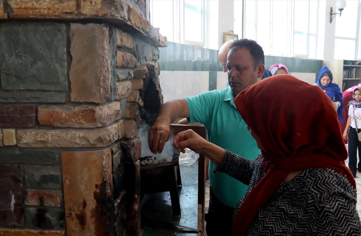 Hazreti Muhammed'in Veda Haccı dönüşü Hazreti Ali'yi taltif ettiği gün olarak anılan Gadir-i Hum...