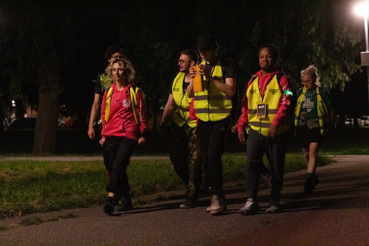 Hollanda'da, mültecilerin yeni bir yaşama kavuşma hayaliyle katettiği uzun mesafelere dikkati...