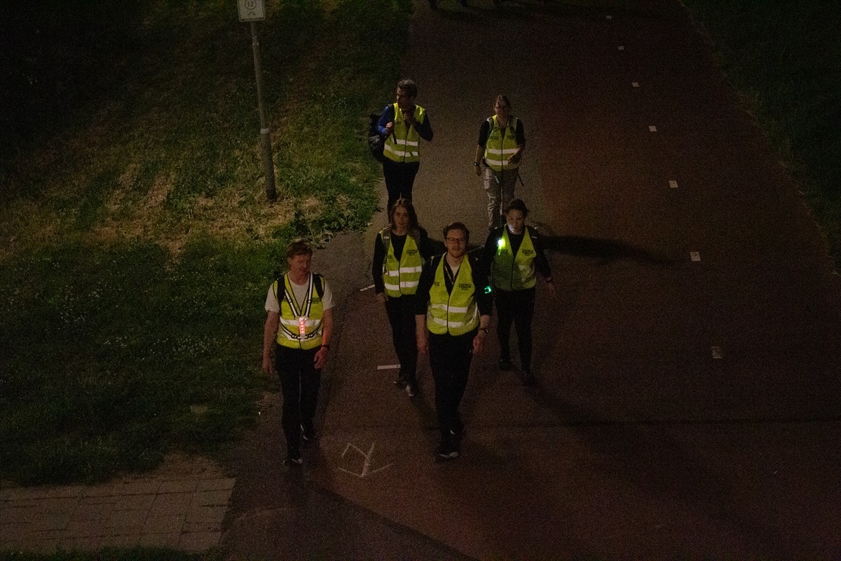 Hollanda'da, mültecilerin yeni bir yaşama kavuşma hayaliyle katettiği uzun mesafelere dikkati...