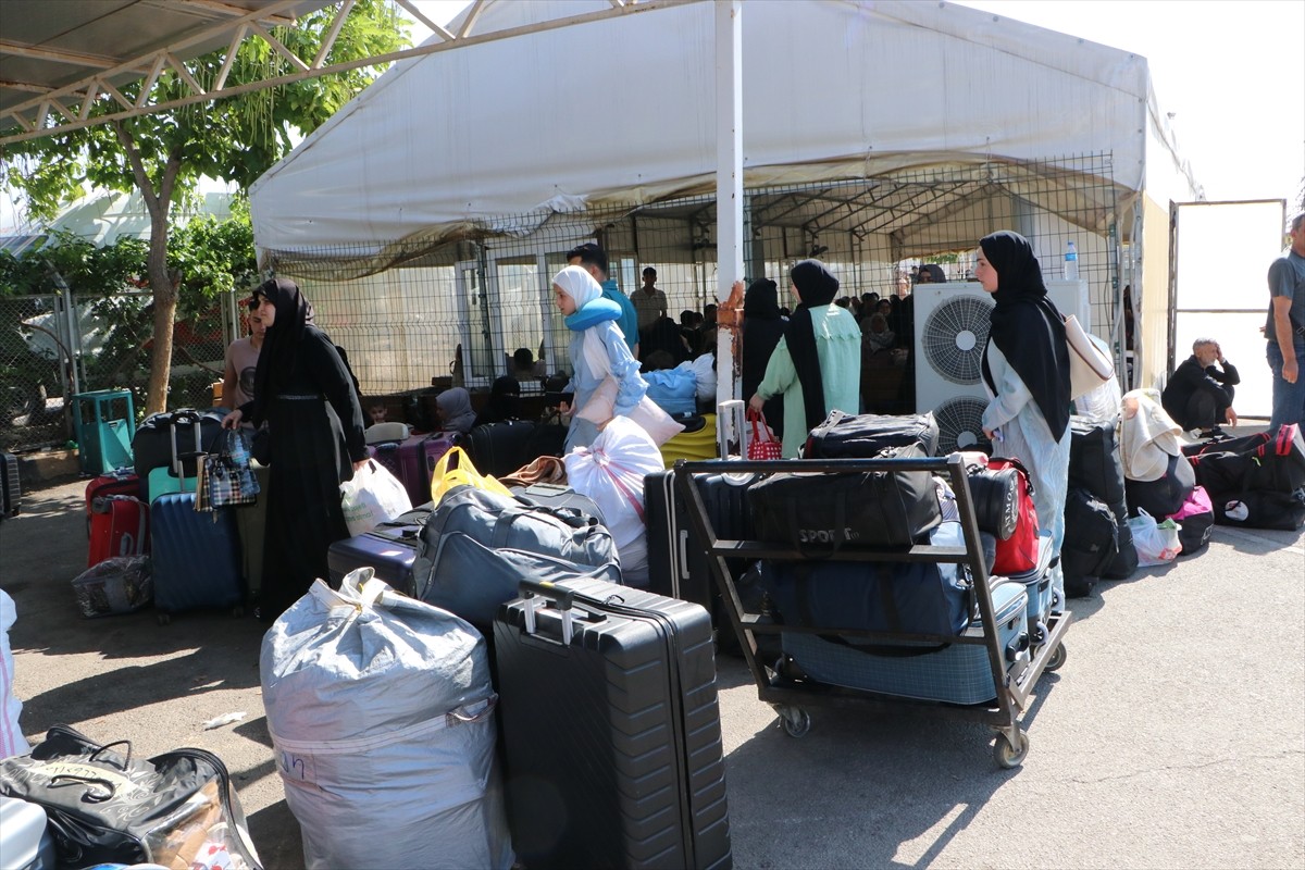 İç savaş sırasında Türkiye'ye sığınan Suriyelilerin 61 yıllık Baas rejiminin devrilmesi sonrasında...