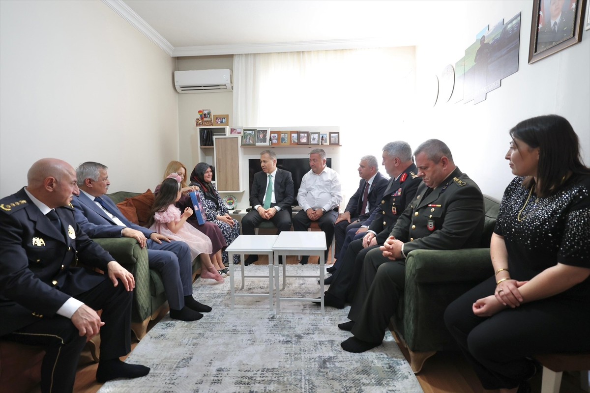 İçişleri Bakanı Ali Yerlikaya, Konya'da şehit Teğmen Fikret Dinçer'in ailesini ziyaret etti. 