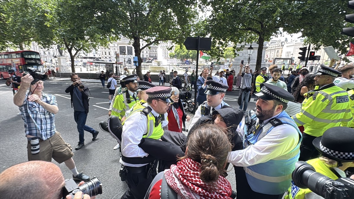 İngiltere'de yüzlerce kişi, İsrail’le iş yapan şirketlere karşı doğrudan eylemler düzenleyen...