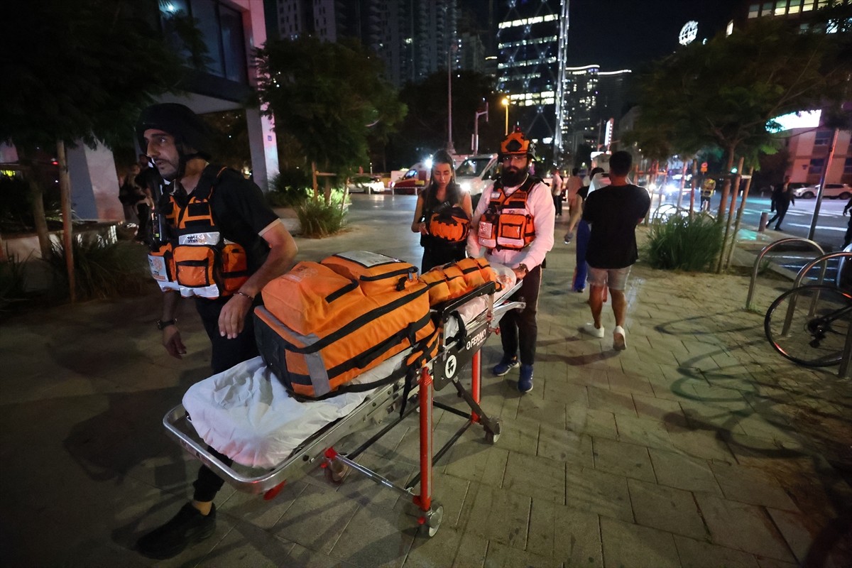 İran'ın saldırılara karşı misilleme başlatarak İsrail'e attığı füzelerden biri Tel Aviv'deki...