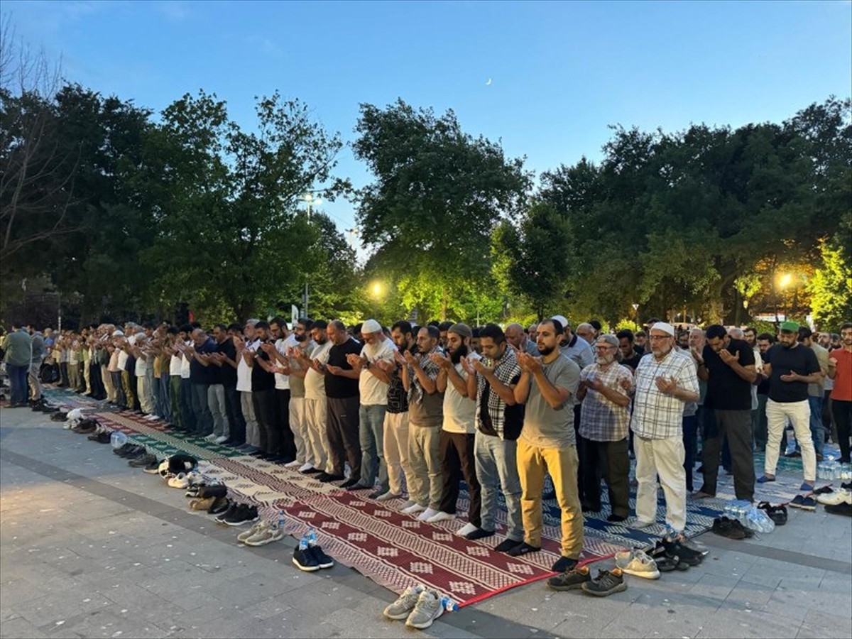 İslami Dayanışma Platformu öncülüğünde İstanbul'daki Saraçhane Parkı'nda "Katliama alışma Gazze'yi...