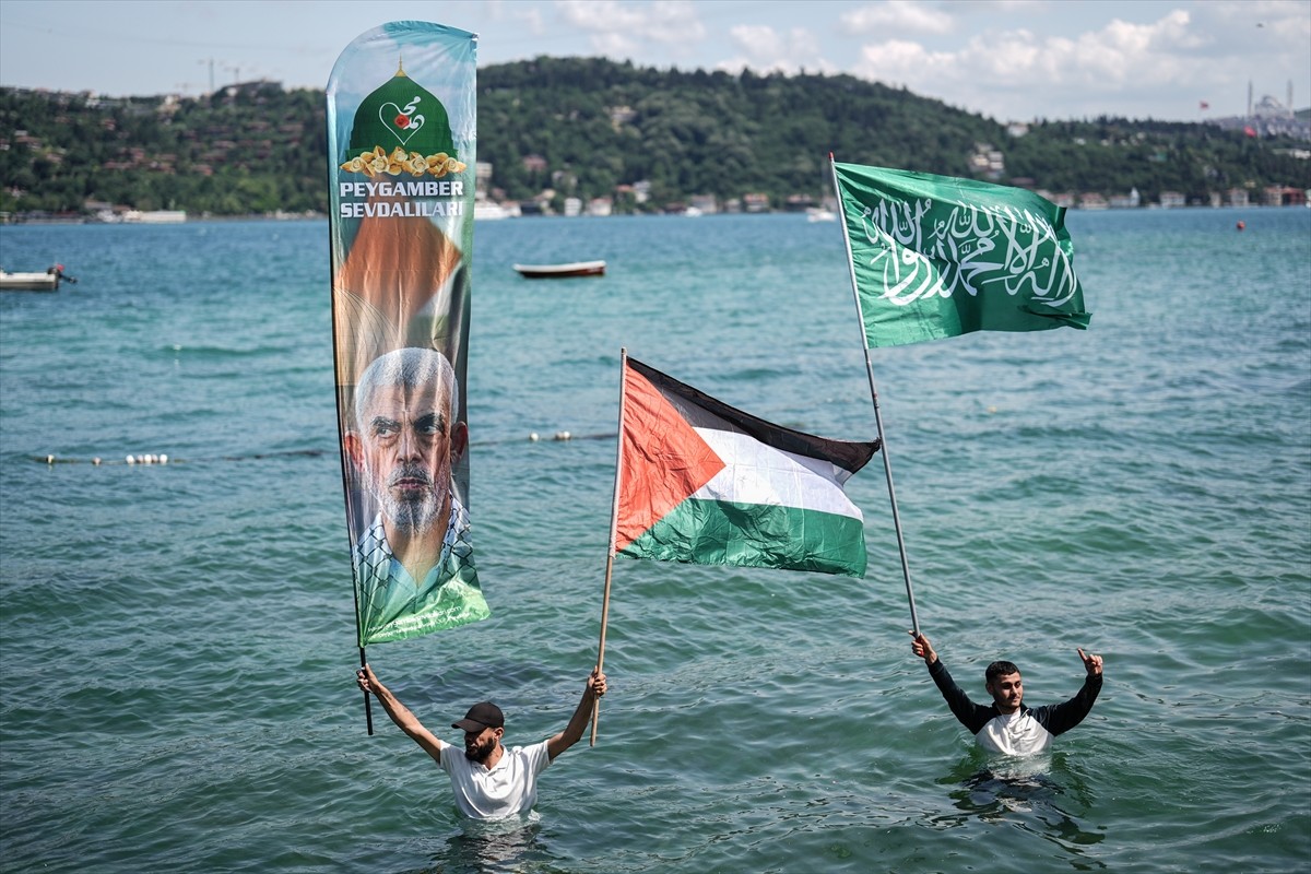 İslami Dayanışma Platformunun öncülüğünde Bebek'teki Tevfikiye Camisi'nden Mısır’ın İstanbul...