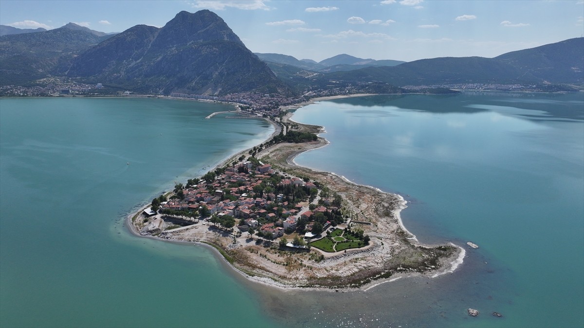 Isparta'da kuraklığın etkisiyle su seviyesi hızla düşen ve biyolojik kirlilik oluşan Eğirdir Gölü...