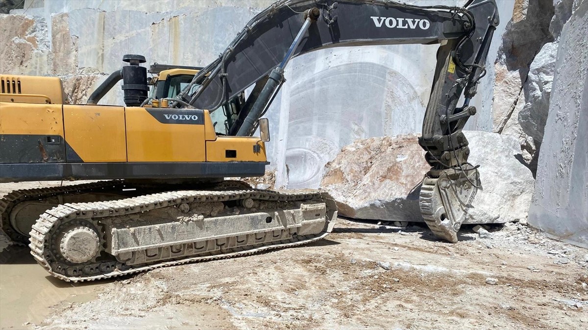 Isparta'nın Aksu İlçesinde bir mermer ocağında kafasına taş düşen işçi hayatını...