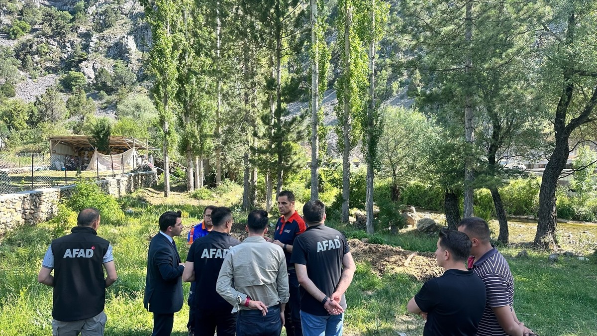 Isparta'nın Aksu ilçesinde ıhlamur topladığı sırada kayalıklardan düşen kişi hayatını kaybetti....