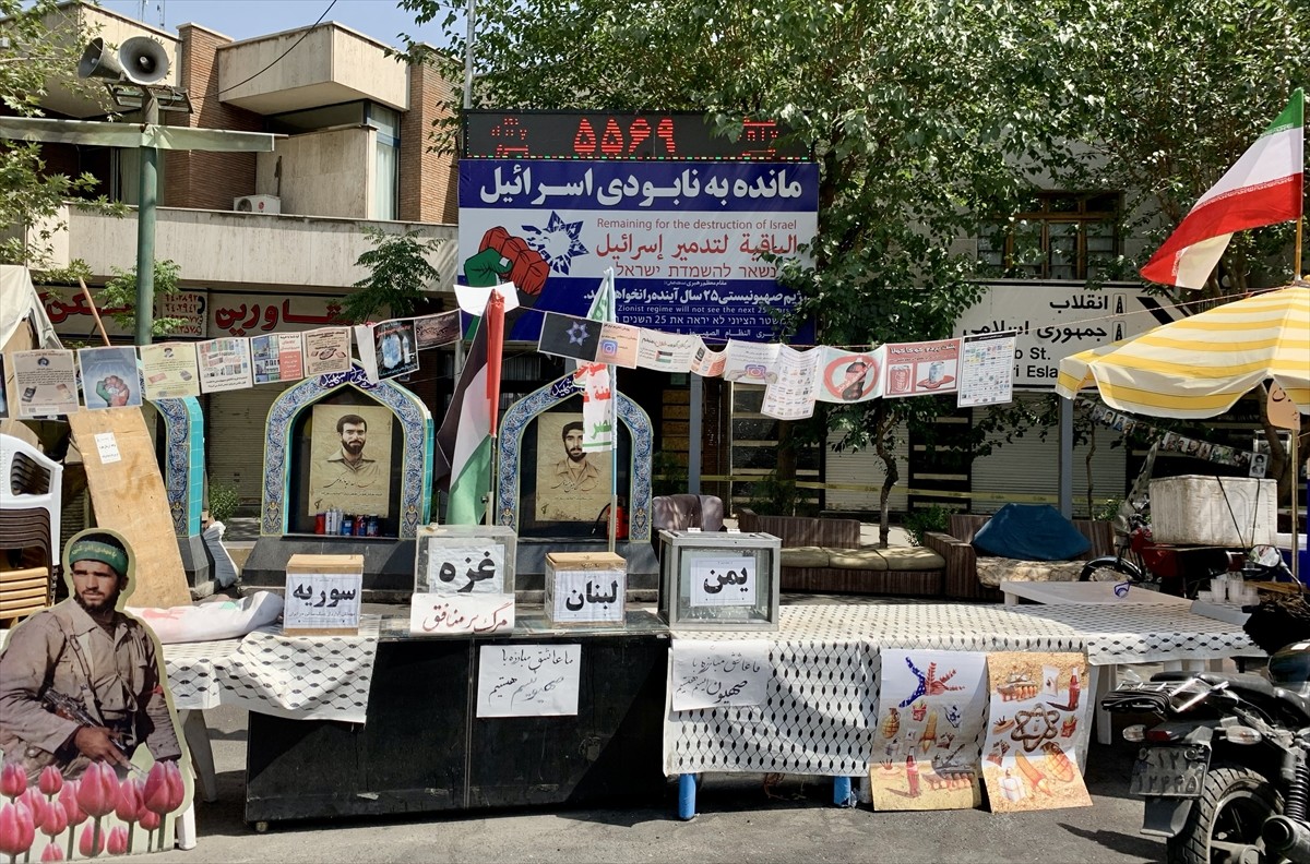 İsrail'in başkent Tahran'da İsrail'in yıkılışına ilişkin "geri sayım yapan" sembolik saatin...