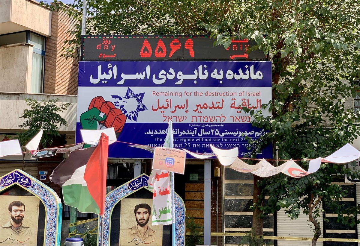 İsrail'in başkent Tahran'da İsrail'in yıkılışına ilişkin "geri sayım yapan" sembolik saatin...