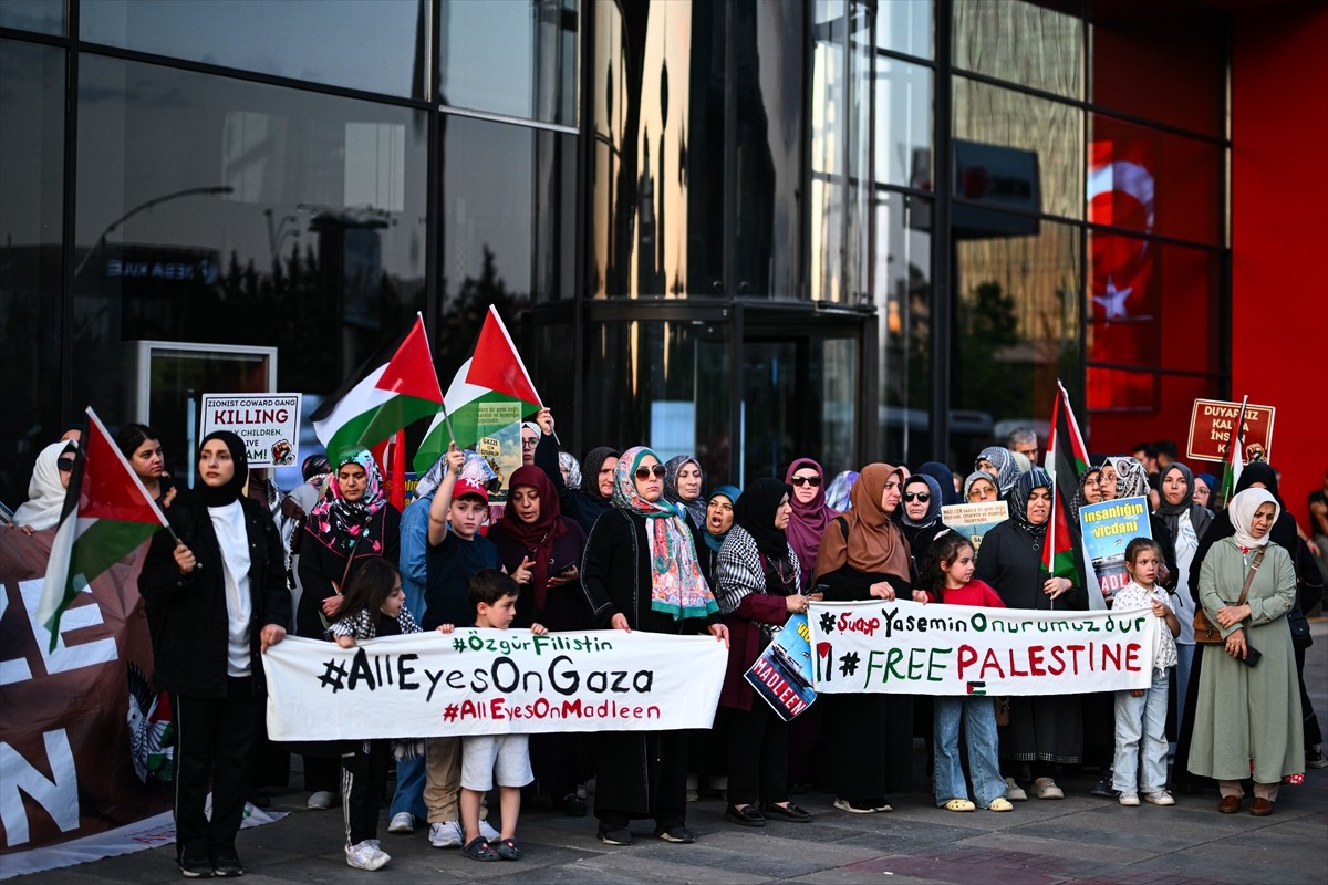 İsrail'in, Gazze'ye insani yardım ulaştırmak amacıyla yola çıkan sivil "Madleen" gemisine...