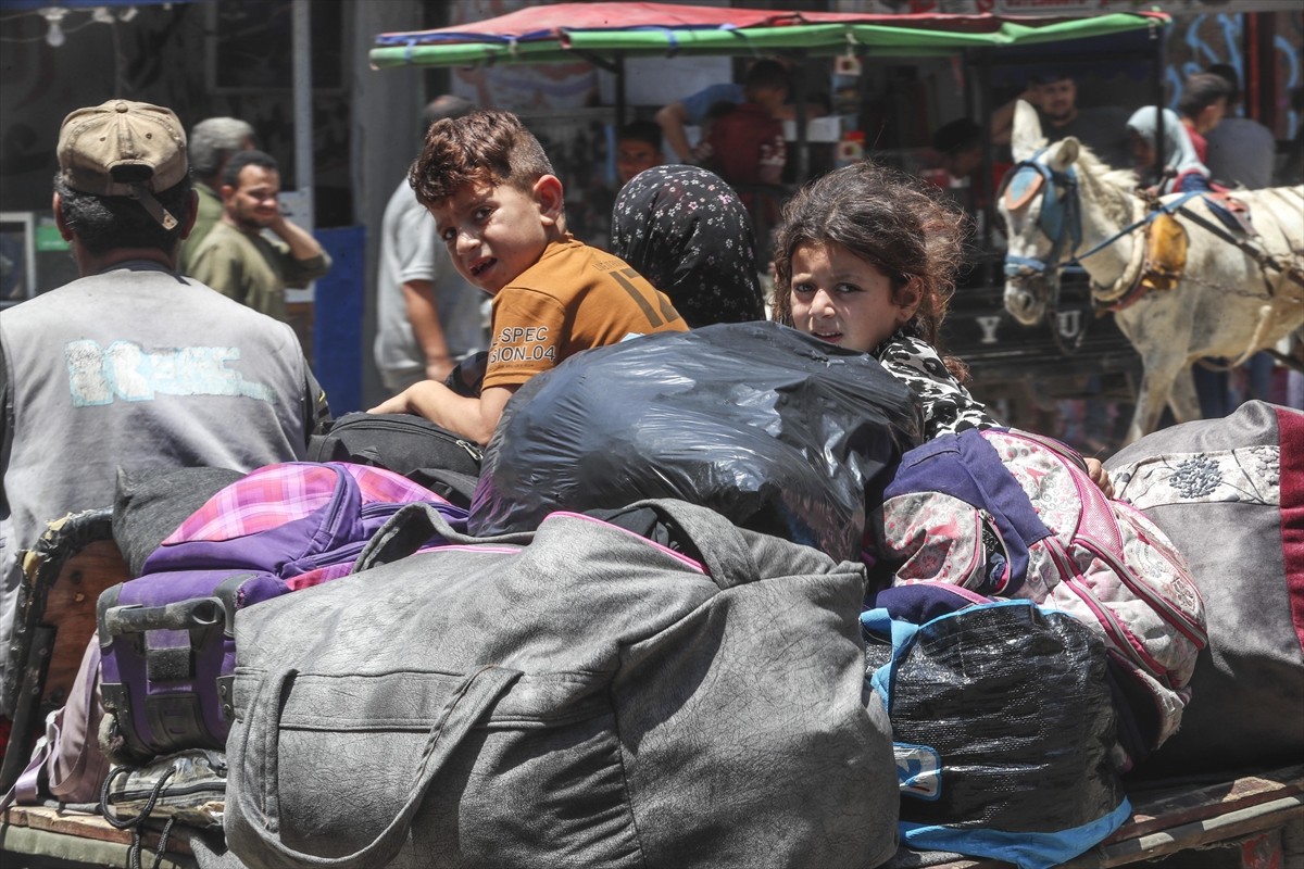 İsrail ordusu, Gazze Şeridi'nin kuzeyindeki 10 bölge için saldırı tehdidinde bulunarak buradaki...