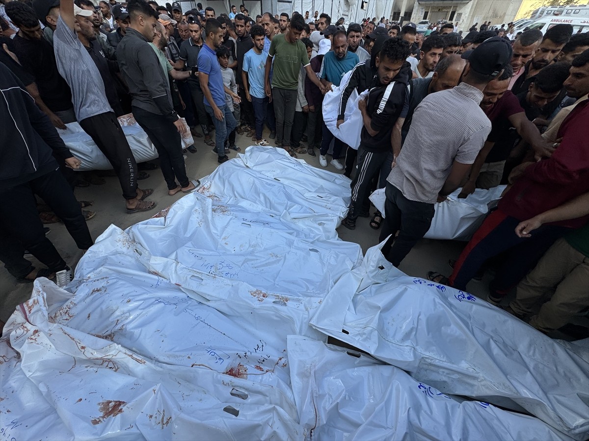 İsrail ordusunun, Gazze Şeridi’nin güneyindeki Refah kentinde insani yardım almak üzere toplanan...