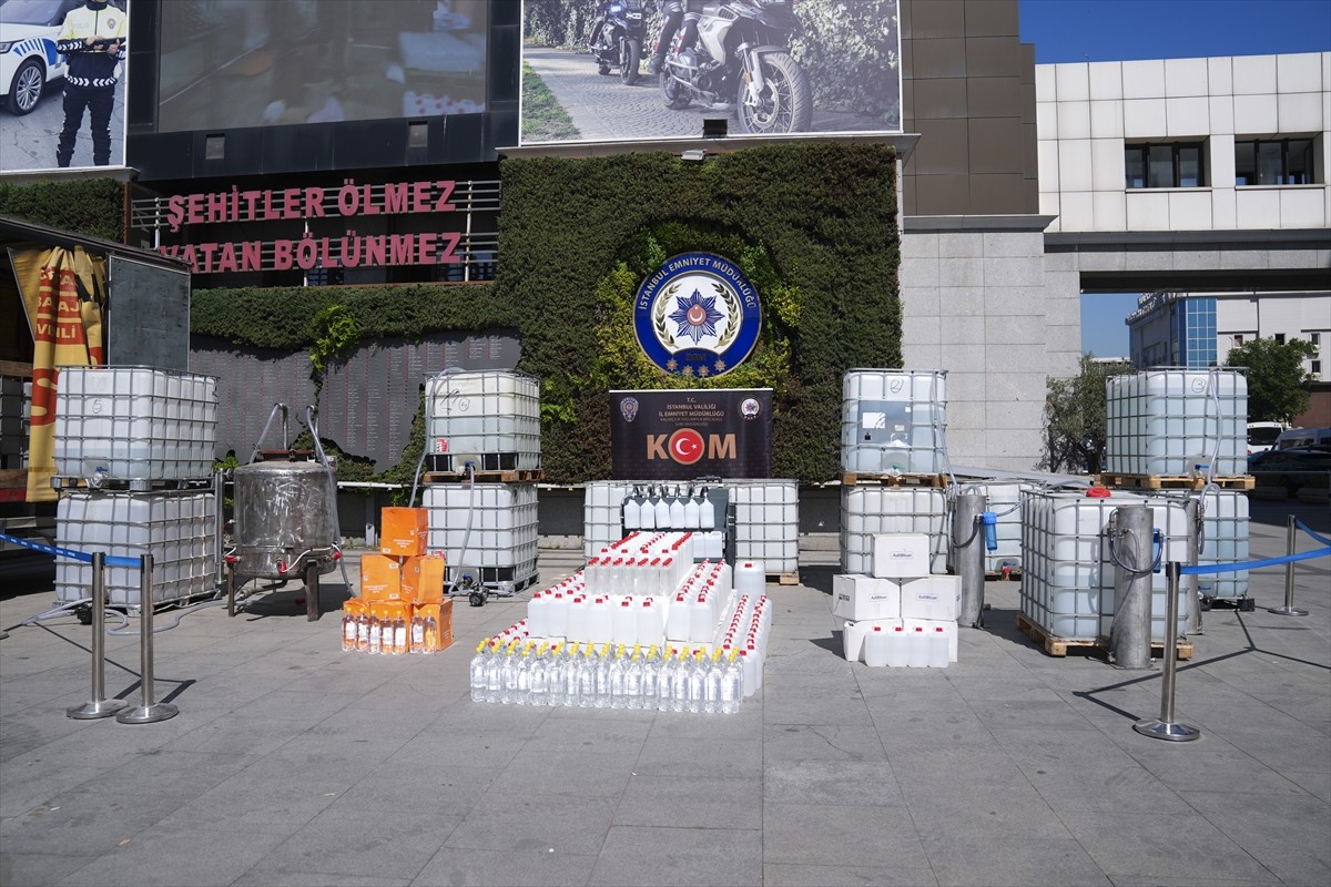 İstanbul'da düzenlenen sahte içki operasyonlarında 9 şüpheli gözaltına alındı. İl Emniyet...