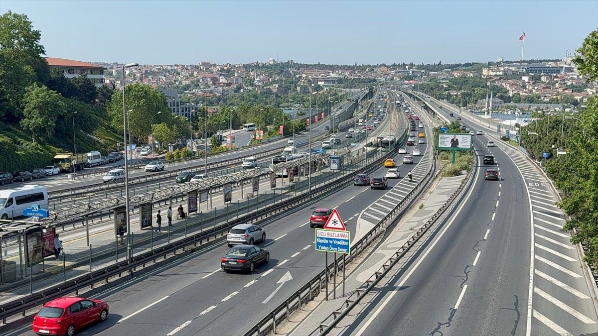 İstanbul'da Kurban Bayramı'nın ilk günü sabah saatlerinde ana yollar, bağlantı yolları ve toplu...