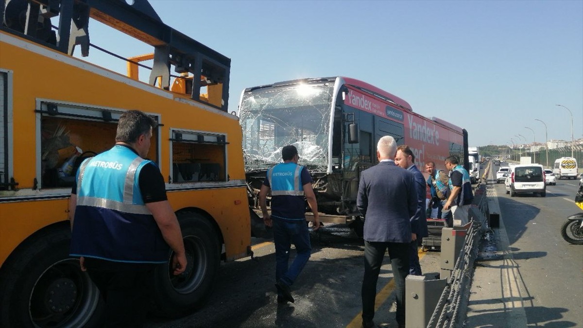 İstanbul'da seyir halindeyken kontrolden çıkan metrobüs bariyerlere çarptı. Beylikdüzü yönünde...