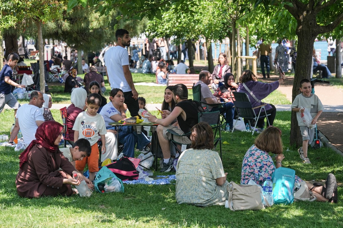 İstanbul'daki sahiller ve parklar, Kurban Bayramının ikinci gününde vatandaşların uğrak yeri oldu....