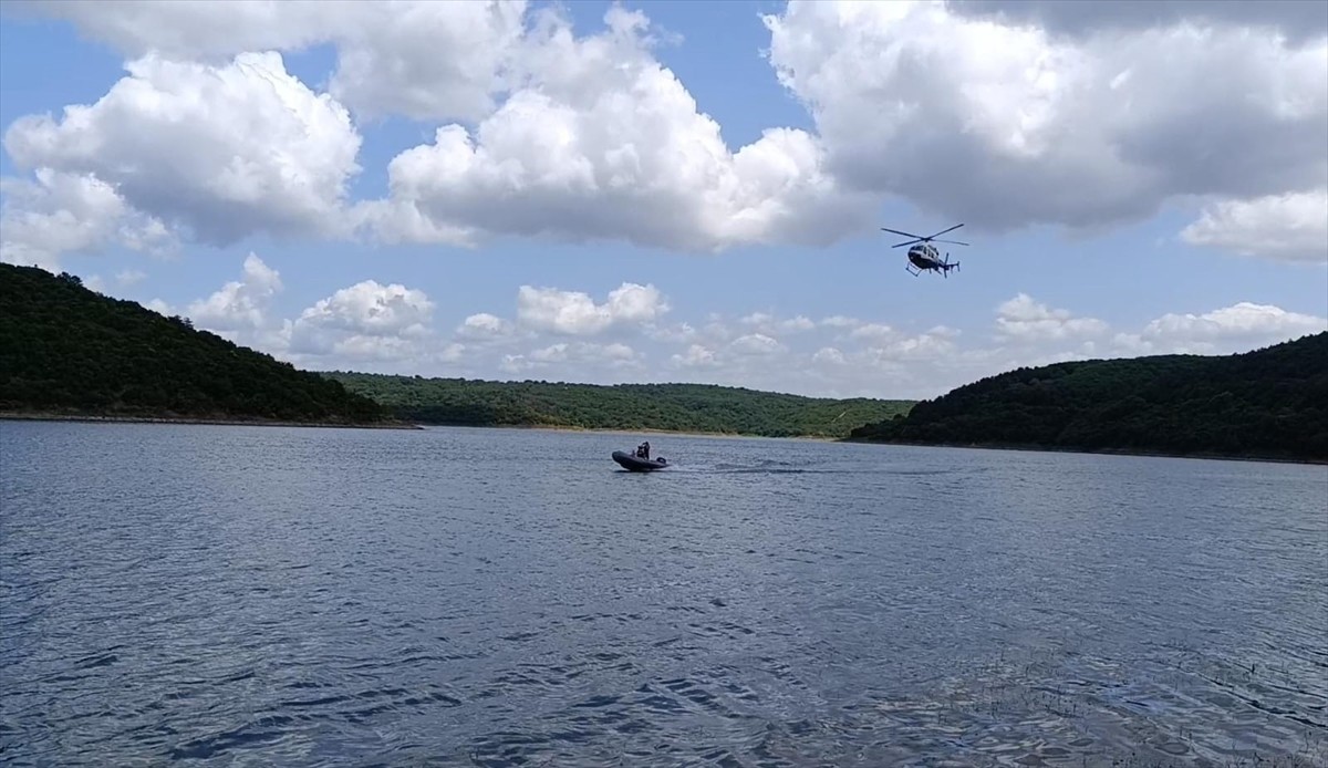 İstanbul Emniyet Müdürlüğü ekipleri, Sultangazi'deki mesire yerlerinde orman yangınlarına karşı...