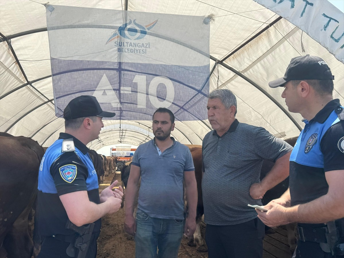 İstanbul Emniyet Müdürlüğü Toplum Destekli Polislik Şube Müdürlüğü ekipleri, Sultangazi'deki...