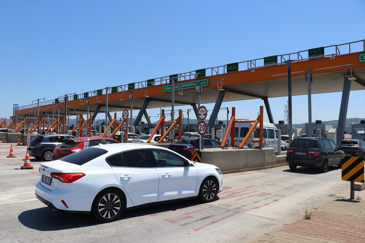 İstanbul-İzmir Otoyolu ile Osmangazi Köprüsü'nde Kurban Bayramı tatili için güneye geçmek...