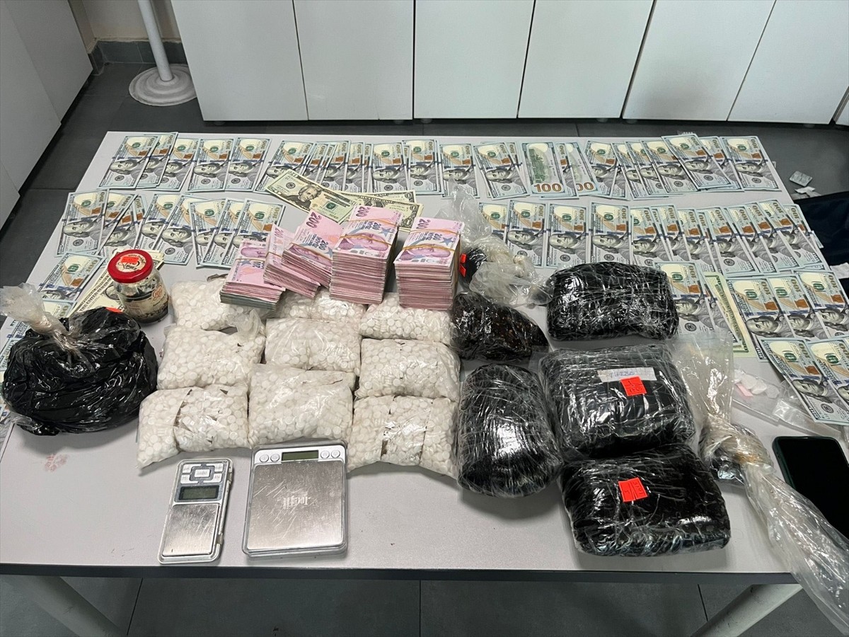 İstanbul Küçükçekmece'de, uyuşturucu satıcılarına yönelik operasyonunda gözaltına alınan şüpheli...