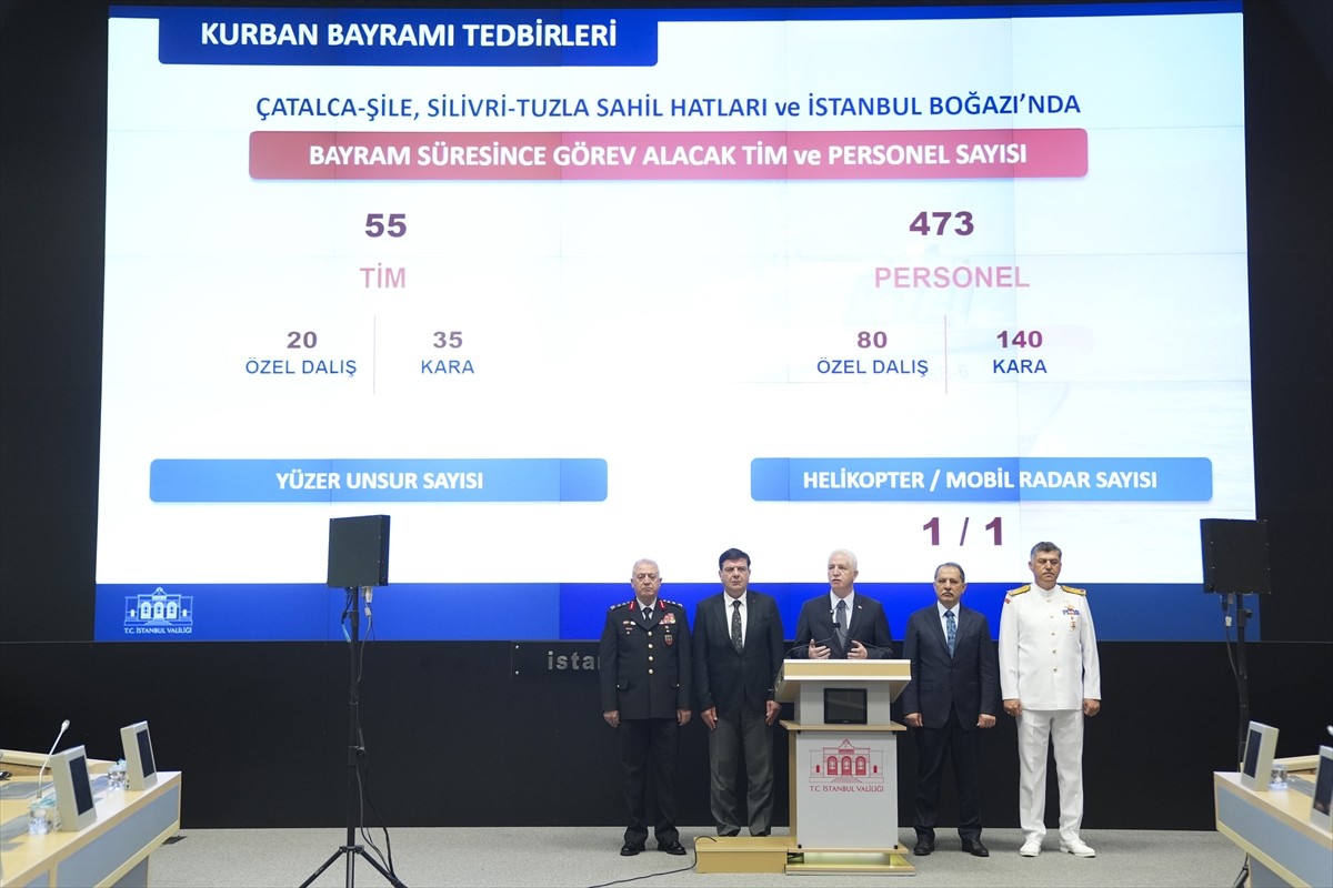 İstanbul Valisi Davut Gül, Eyüpsultan'daki İl Afet ve Acil Durum Müdürlüğünde (AFAD) düzenlenen...