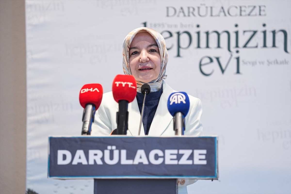 İstanbul Valisi Davut Gül, Kurban Bayramı dolayısıyla Darülaceze sakinlerini ziyaret ederek...