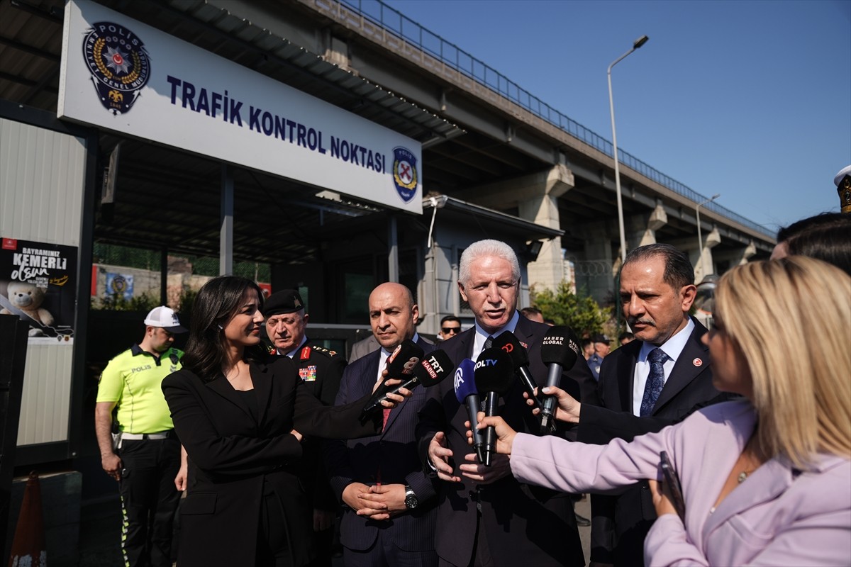 İstanbul Valisi Davut Gül, Kurban Bayramı öncesinde Büyük İstanbul Otogarı'nda otobüslere yönelik...
