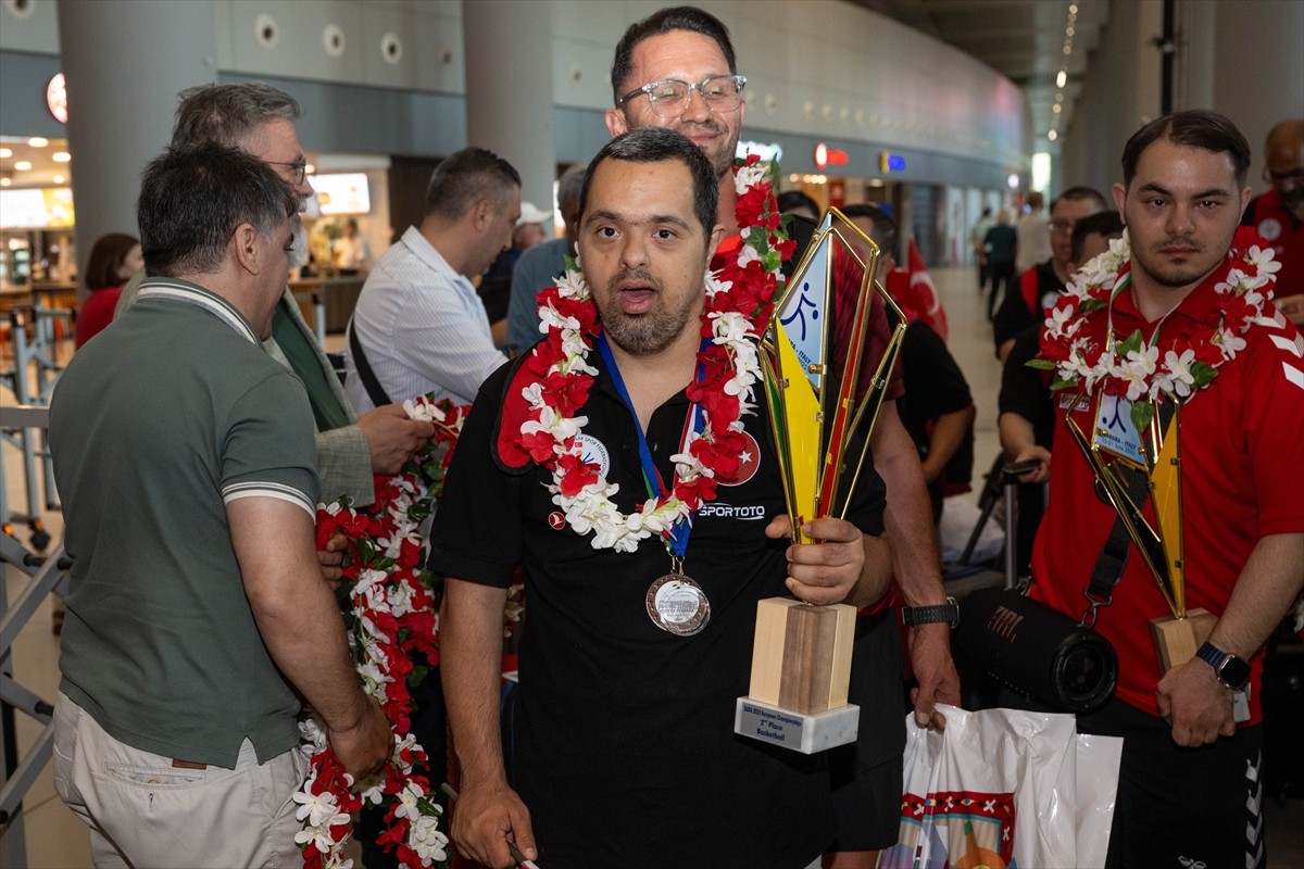 İtalya'da düzenlenen SU-DS Avrupa Futsal ve Basketbol Şampiyonası'nda ikinci olan down sendromlu...