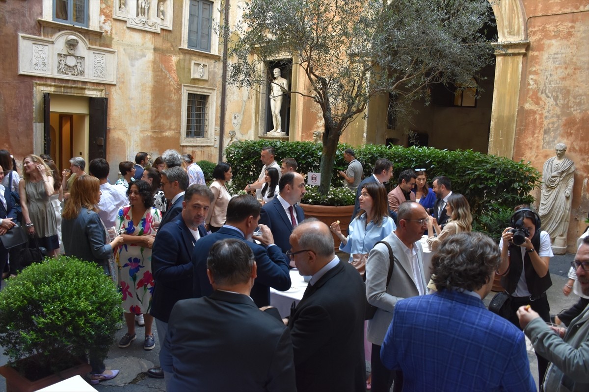 İtalya'nın başkenti Roma'da "Mistisizm: Doğu ile Batının Buluştuğu Köprü" sempozyumu düzenlendi ve...