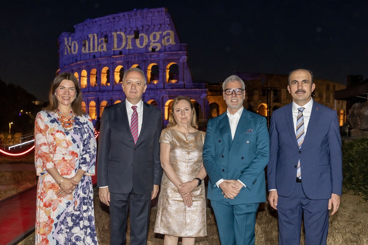 İtalya'nın başkenti Roma'nın dünyaca ünlü simge yapısı Kolezyum'un önündeki tarihi Venüs...