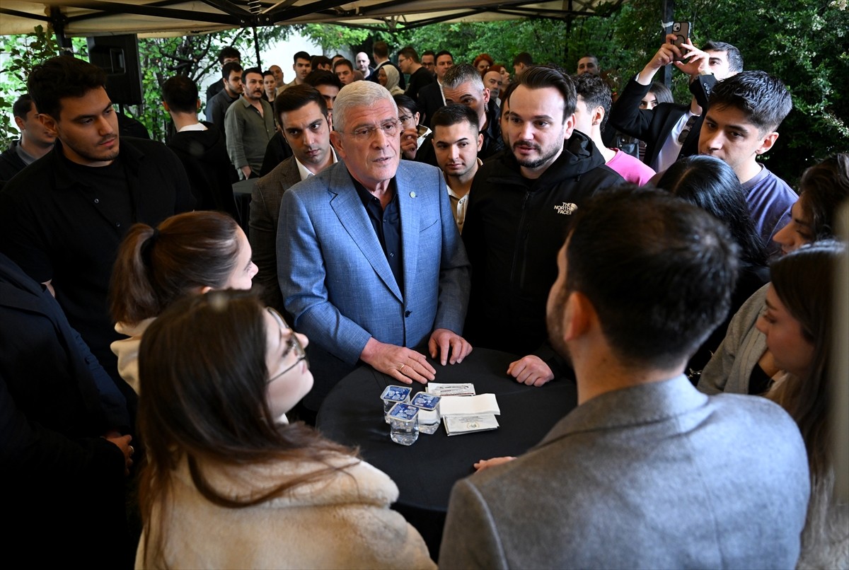 İYİ Parti Genel Başkanı Müsavat Dervişoğlu (önde sol 3), Siyaset Araştırma Merkezi'ni (SİYASAM)...