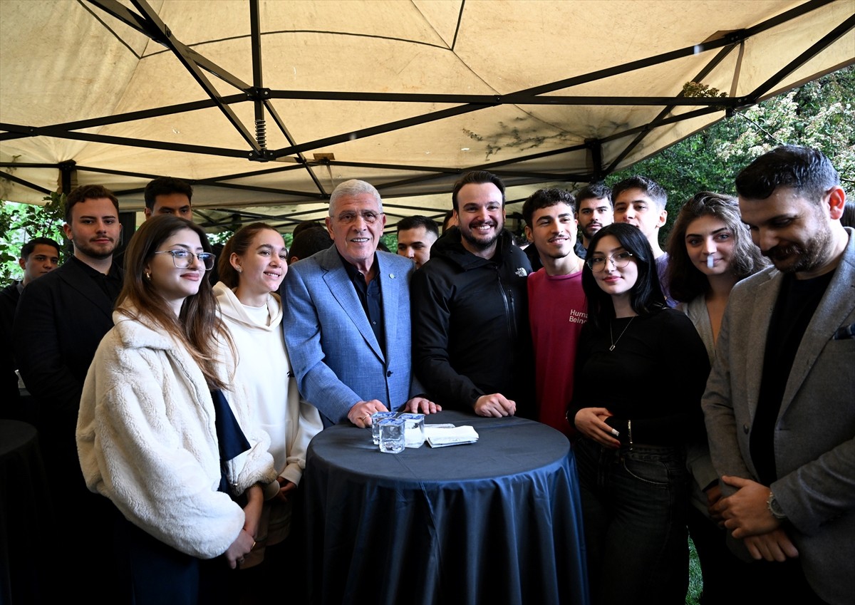 İYİ Parti Genel Başkanı Müsavat Dervişoğlu (önde sol 3), Siyaset Araştırma Merkezi'ni (SİYASAM)...