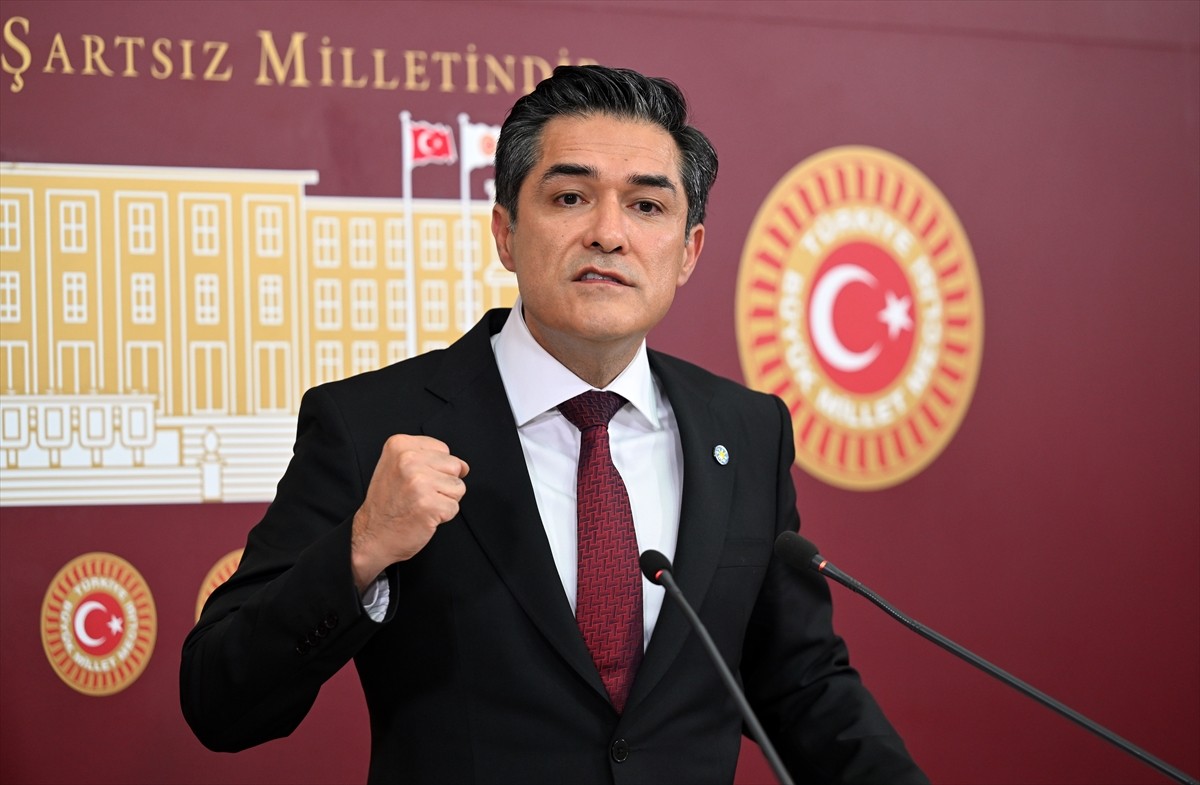 İYİ Parti Grup Başkanvekili Mehmet Satuk Buğra Kavuncu, TBMM'de basın toplantısı düzenledi.