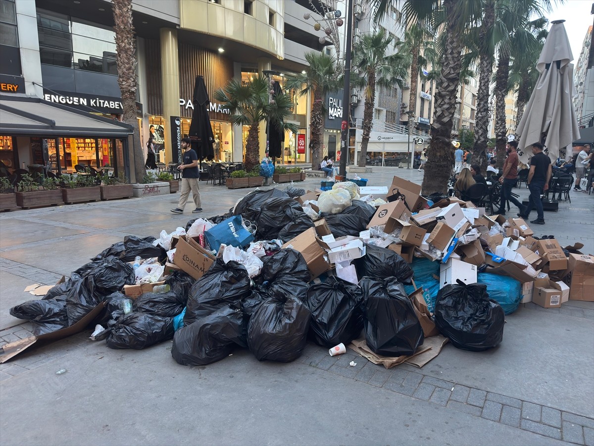 İzmir'de, Büyükşehir Belediyesi işçilerinin grevi nedeniyle toplanmayan çöpler, çevreye kötü koku...