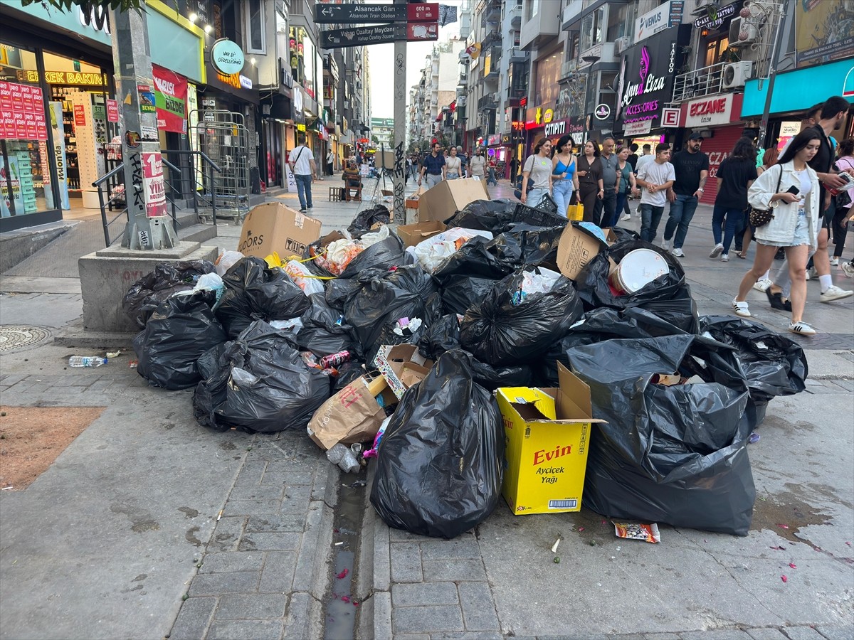 İzmir'de, Büyükşehir Belediyesi işçilerinin grevi nedeniyle toplanmayan çöpler, çevreye kötü koku...