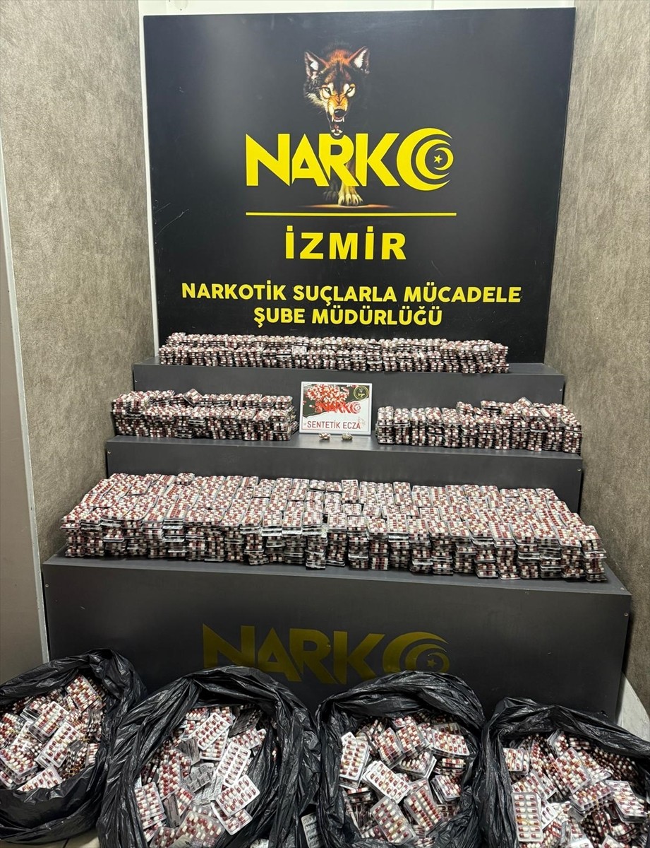 İzmir'de düzenlenen uyuşturucu operasyonunda 79 bin 854 sentetik ecza hapı ele geçirildi...