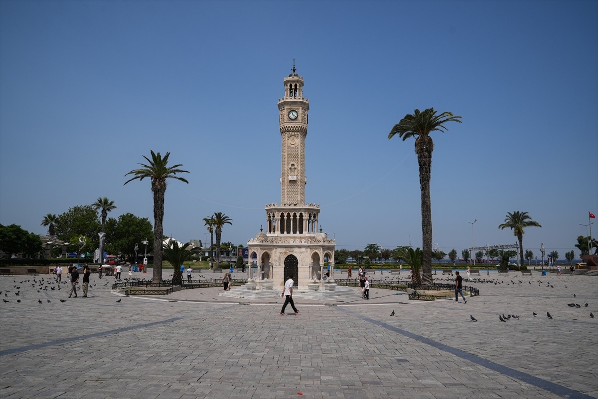 İzmir'de kent merkezi Kurban Bayramı'nın ilk gününde sessizliğe büründü. Bayram tatilini...