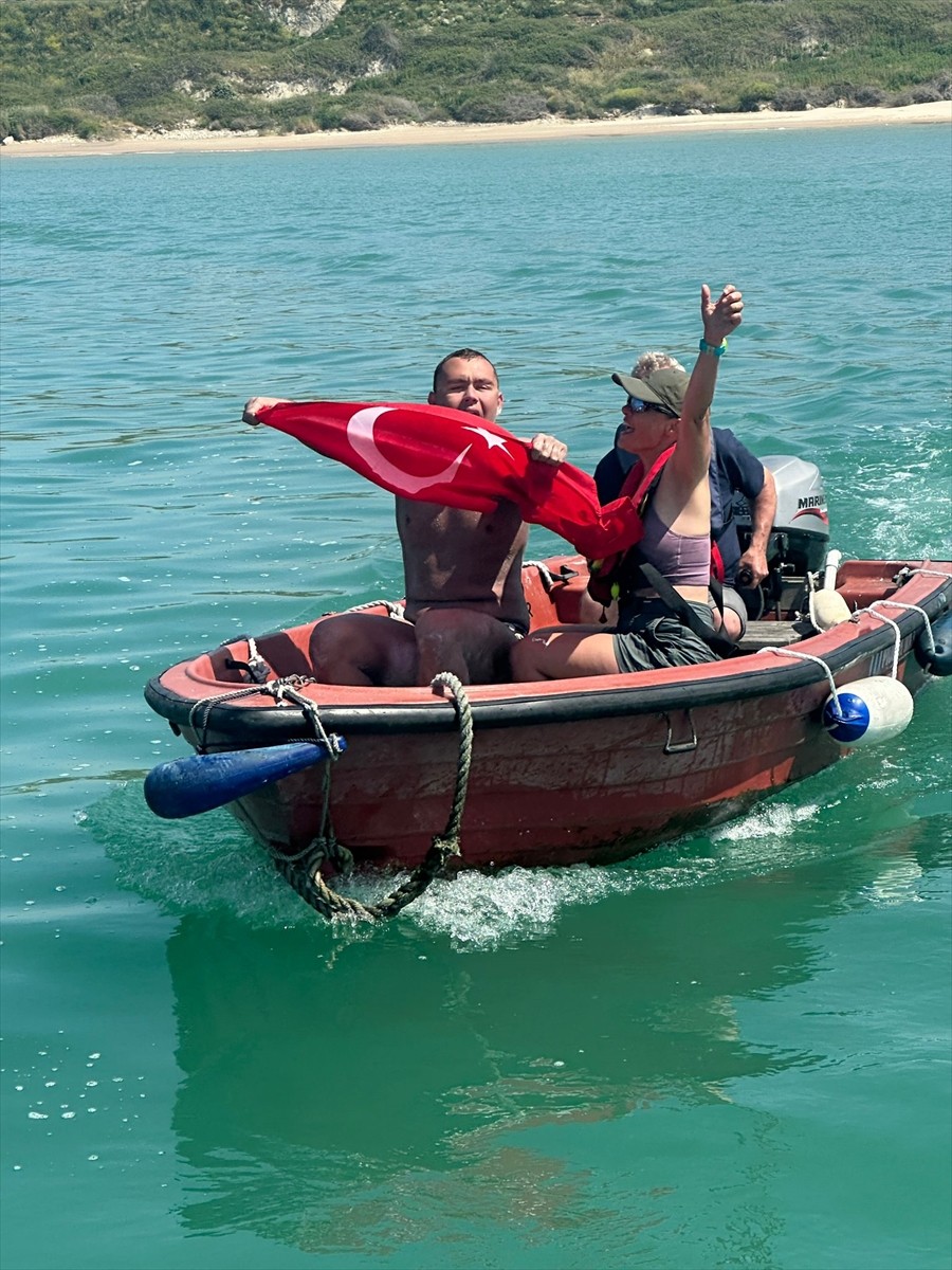 İzmir'de küçük yaşlarda yüzmeye başlayan 22 yaşındaki Tuna Tunca, 13 saat 26 dakika kulaç atarak...