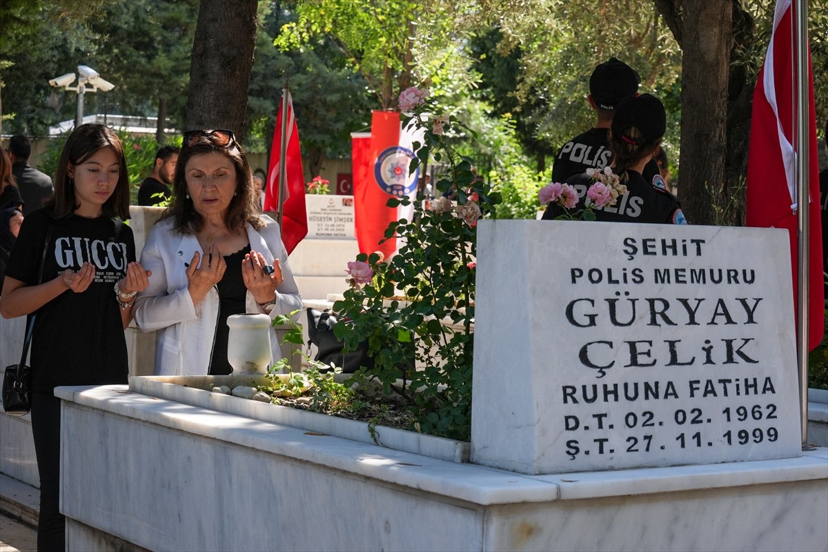 İzmir'de şehit aileleri ve emniyet mensupları, Kurban Bayramı öncesinde Işıkkent Polis...