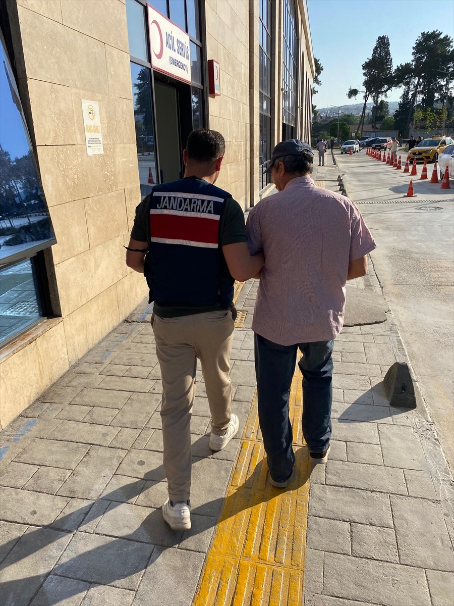 İzmir'de sosyal medyada terör örgütlerinin propagandasını yaptıkları iddia edilen 5 şüpheli...