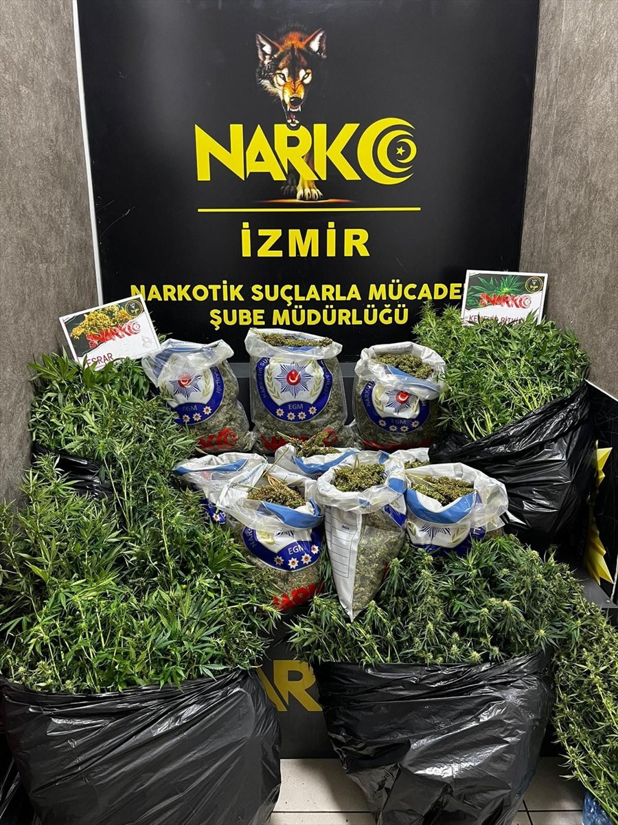 İzmir'de uyuşturucu ticareti yapanlara yönelik 3 ilçede düzenlenen operasyonlarda gözaltına alınan...
