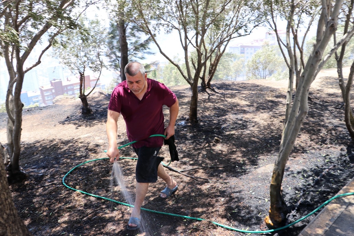 İzmir'in Çiğli ilçesinde otluk alanlarda çıkan yangın kontrol altına alındı.