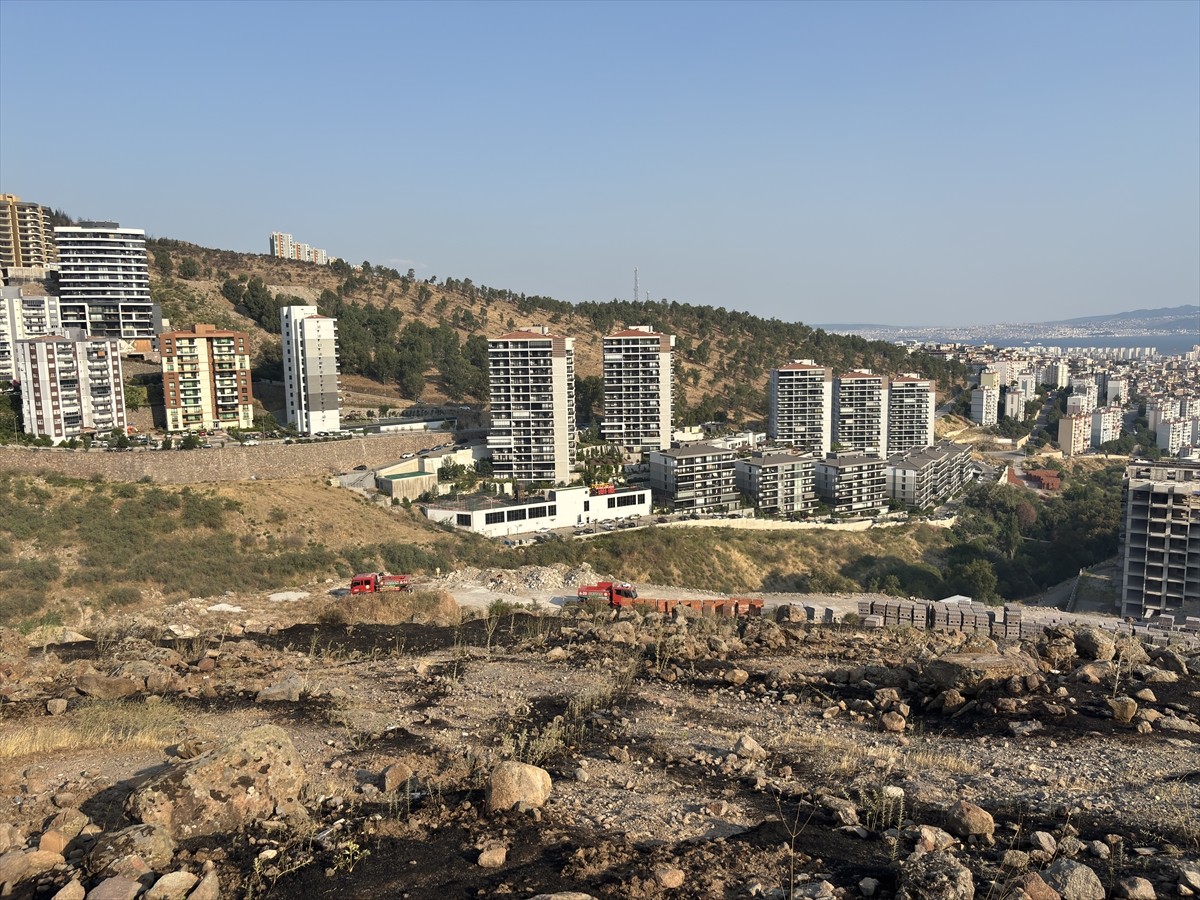 İzmir'in Çiğli ilçesinde otluk ve ağaçlık alanda çıkan yangın, havadan ve karadan müdahaleyle...