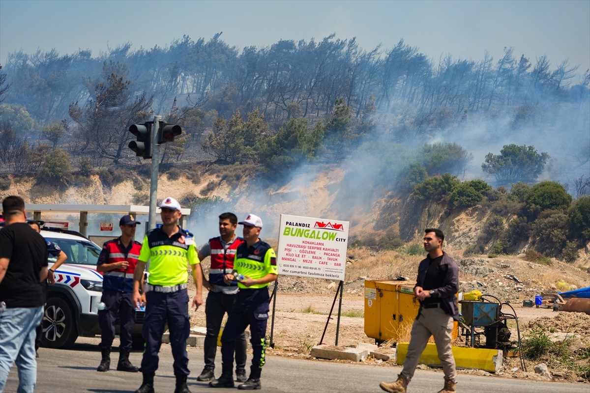 İzmir'in Foça ilçesindeki ormanlık alanda çıkan yangın, havadan ve karadan müdahaleyle...