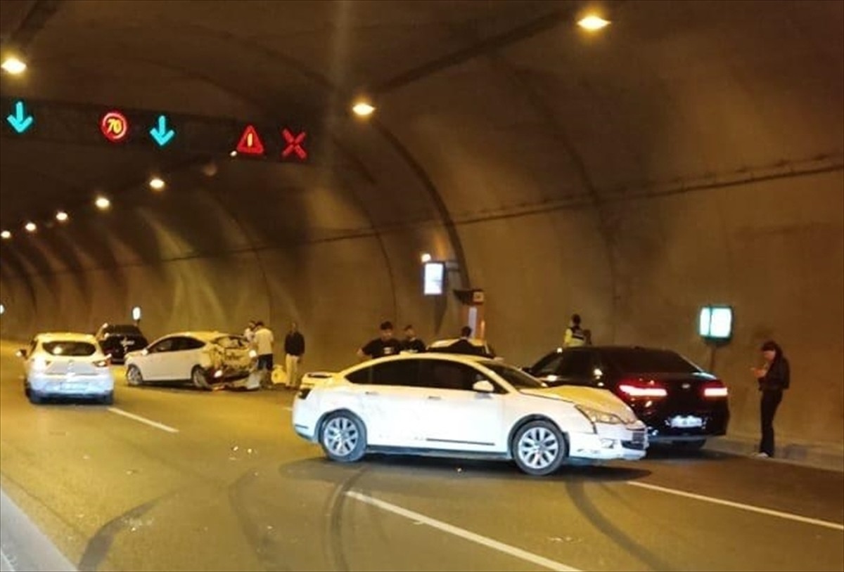 İzmir'in Kemalpaşa ilçesinde 4 otomobilin karıştığı zincirleme trafik kazasında 3 kişi...